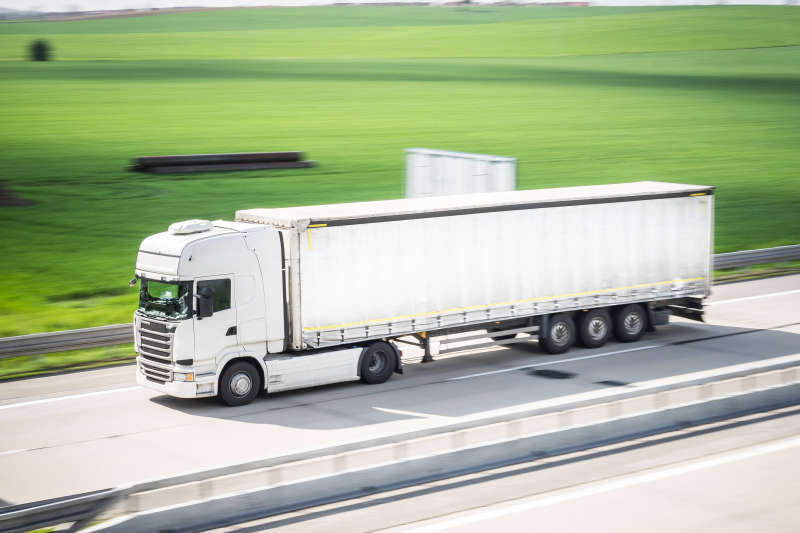 Do holowania samochodów ciężarowych, na przykład takich jak TIR, potrzebny jest specjalny sprzęt przystosowany do gabarytów tych pojazdów.