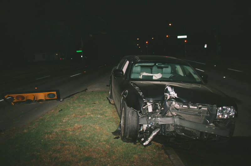 Rozbity samochód to jeden z przypadków, kiedy laweta może okazać się niezbędna
